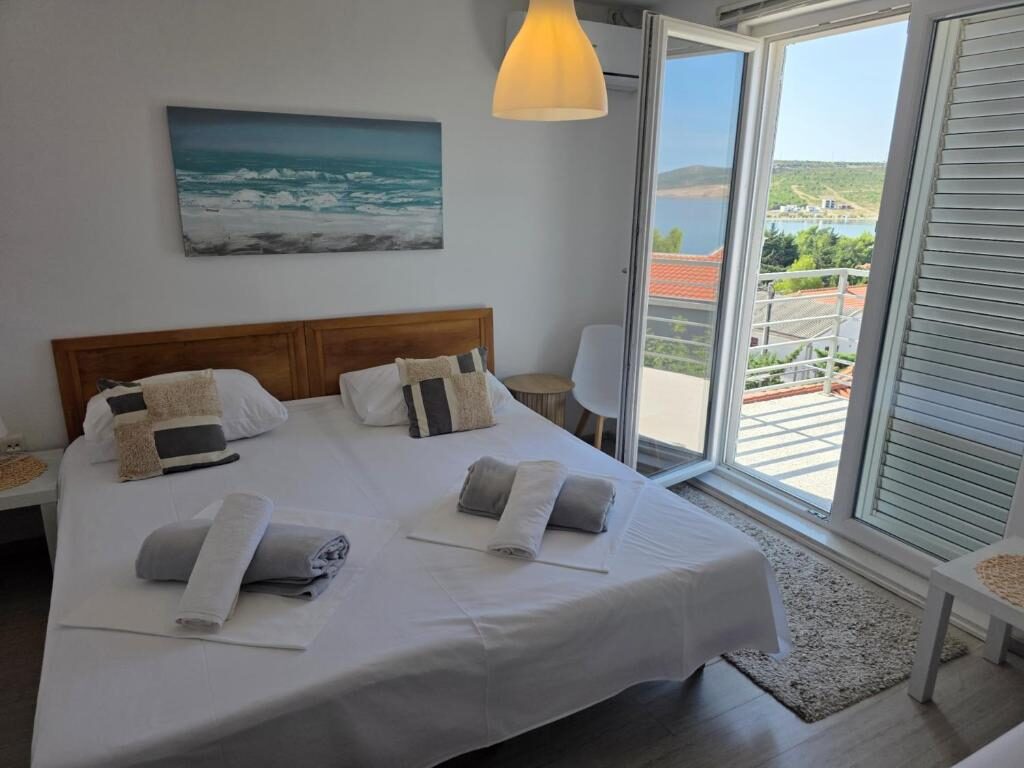 Bright room with sea view balcony at Bed & Breakfast Dora